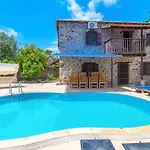 Merkezi Konumda Oezel Havuzlu Tas Villa *