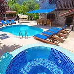 Merkezi Konumda Oezel Havuzlu Tas Villa Kinali (Aegean)