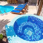 Merkezi Konumda Oezel Havuzlu Tas * Kinali (Aegean)
