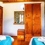 Villa Merkezi Konumda Oezel Havuzlu Tas