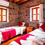 Merkezi Konumda Oezel Havuzlu Tas Villa *
