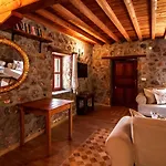 Merkezi Konumda Oezel Havuzlu Tas Villa Kinali (Aegean)