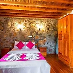 Merkezi Konumda Oezel Havuzlu Tas Villa