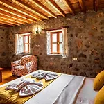 Merkezi Konumda Oezel Havuzlu Tas Villa *