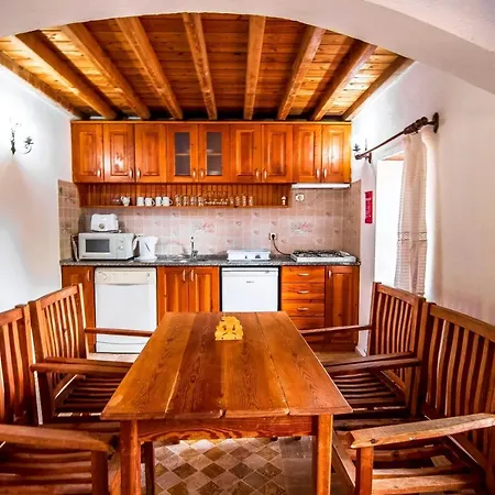 Villa Merkezi Konumda özel Havuzlu Taş *