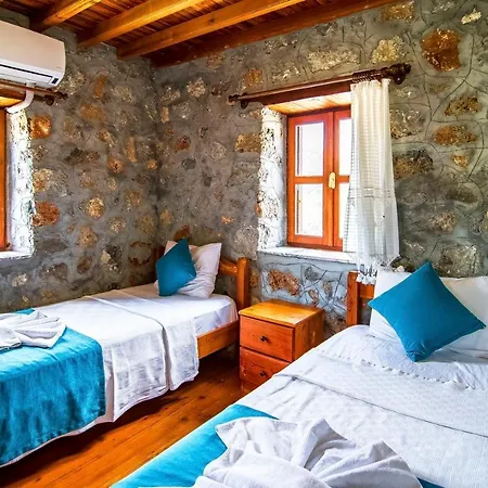 Merkezi Konumda özel Havuzlu Taş Kinali (Aegean)