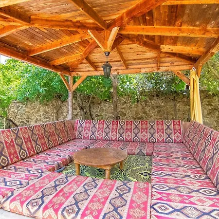 Villa Merkezi Konumda özel Havuzlu Taş
