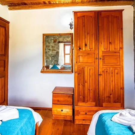 Villa Merkezi Konumda Oezel Havuzlu Tas