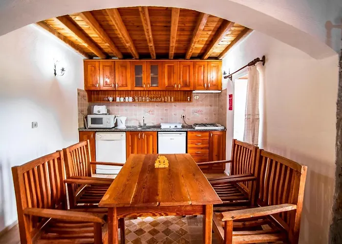 Villa Merkezi Konumda özel Havuzlu Taş *