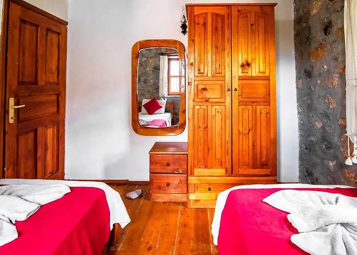 Merkezi Konumda özel Havuzlu Taş Villa Kinali (Aegean)
