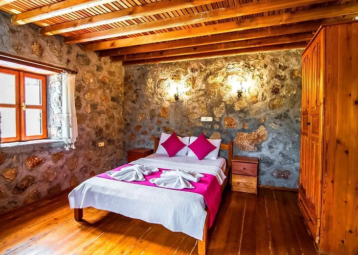 Merkezi Konumda özel Havuzlu Taş Villa *