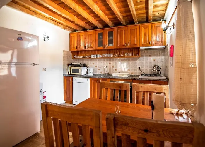 Villa Merkezi Konumda özel Havuzlu Taş