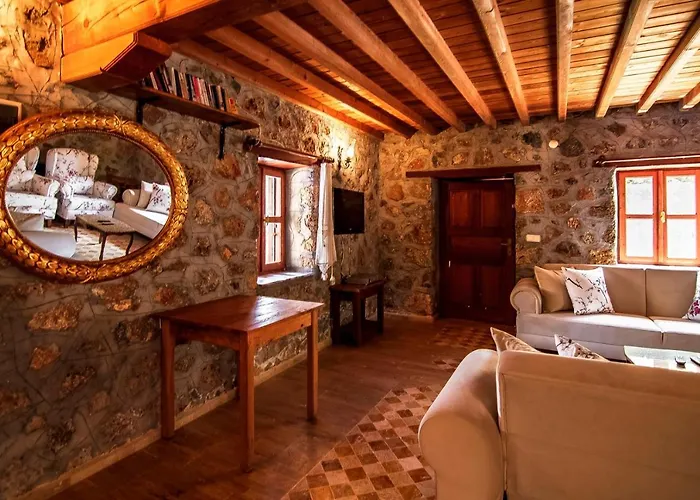 Merkezi Konumda özel Havuzlu Taş Villa Kinali (Aegean)